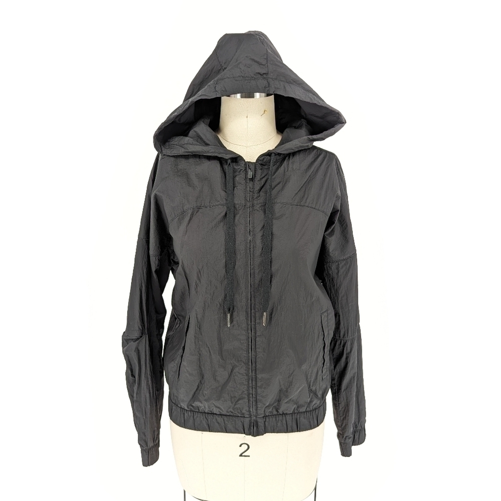 Lululemon Hooded Windbreaker Jacket Black 4 athletic outdoors sporty gym workout
